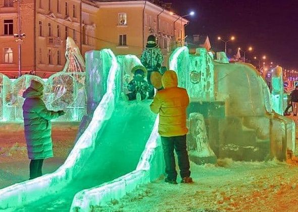Город готовится к новогодним праздникам 