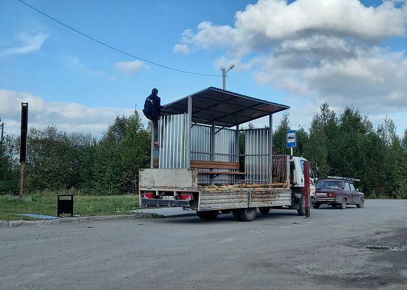 Две новые остановки монтируют в пригородах города 