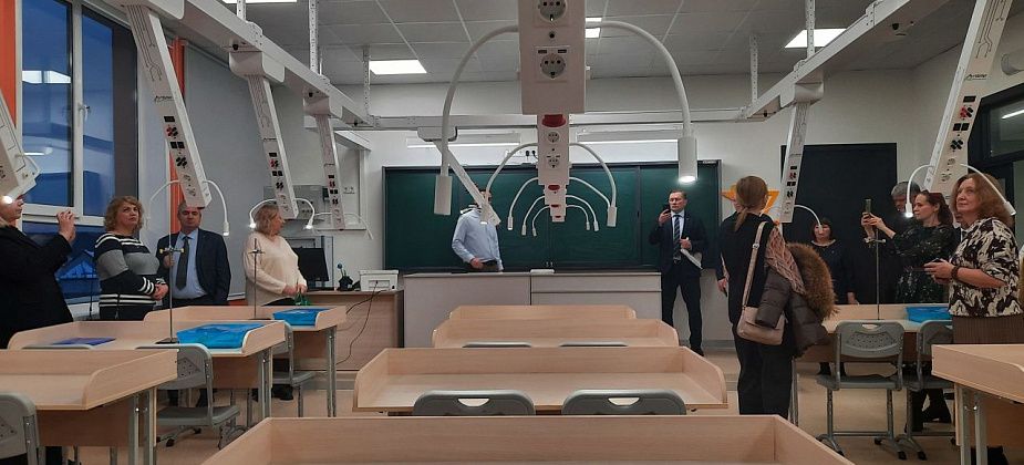 Показываем, что внутри самой современной на севере области школы