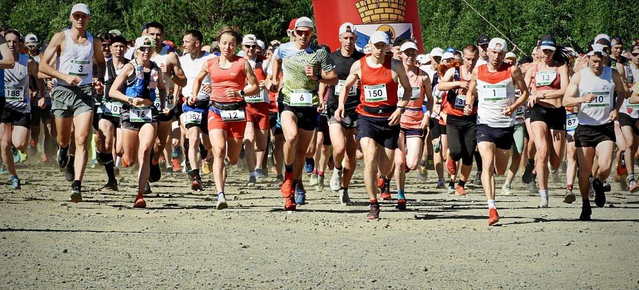 Тысяча россиян пыталась добраться до вершины Конжака. Как пробежали марафон краснотурьинцы