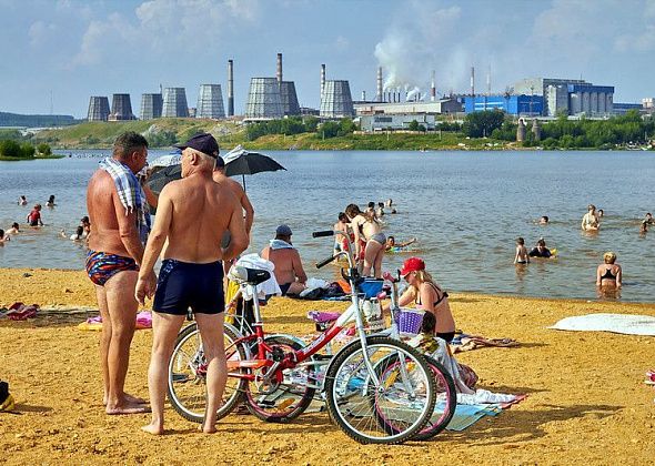Мужчина выпал из лодки, которая потом врезалась в берег рядом с плавающими детьми