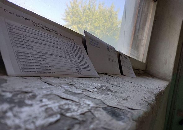 Жители многоквартирного дома получают почту на подоконнике подъезда