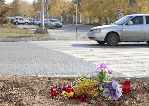 Сегодня похоронили десятилетнего мальчика, погибшего в аварии. К месту ДТП люди несут цветы и свечи