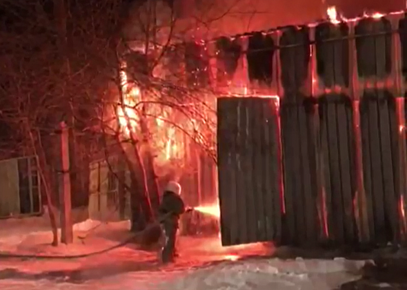 В центре Краснотурьинска произошел крупный пожар. Сгорела машина, пожар тушат до сих пор