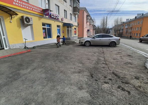 В центре Краснотурьинска жители обращают внимание на потенциально опасный участок
