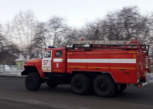 В Краснотурьинске хозяева отстояли от пожара собственный дом