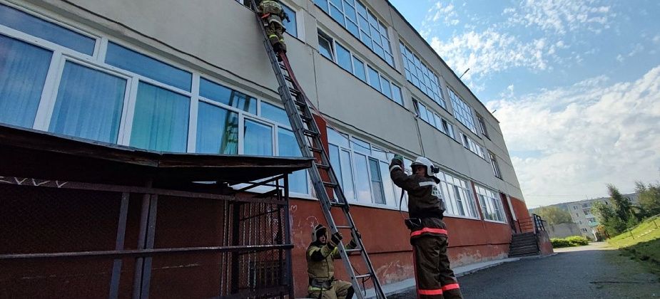 Во время тренировки пожарных внезапно «перестала работать автоцистерна», а одному сотруднику «стало плохо» 