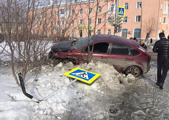 Прохожая получила открытый перелом ноги из-за вылетевшего на тротуар «Форда»