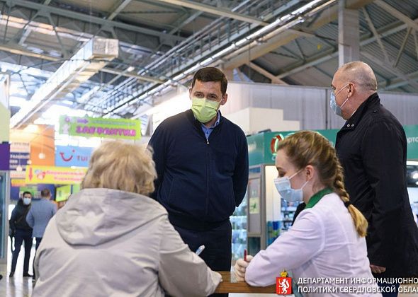 Евгений Куйвашев проверил работу пункта вакцинации от коронавируса в одном из торговых центров Екатеринбурга