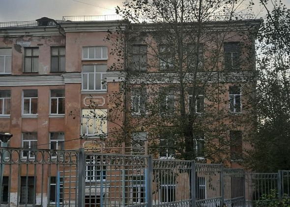 К фасаду школы №32 обещали вернуться в апреле-мае 