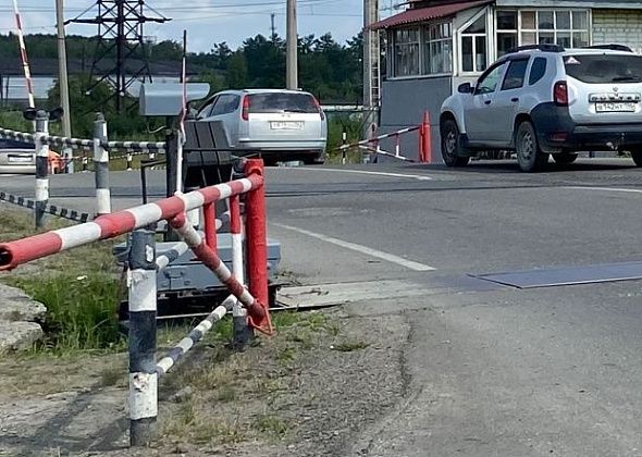 На улице в поселке Малая Лимка осветят дорогу и сделают тротуар. Так решил суд