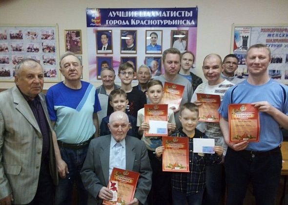 Шахматисты города отметили День Победы игрой в шахматы и шашки
