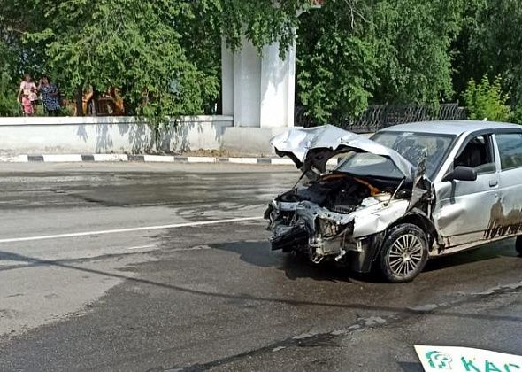 ВАЗ врезался в опору освещения на Октябрьской из-за того, что водителю стало плохо