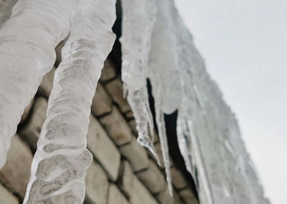 На горожанина упала снежная глыба