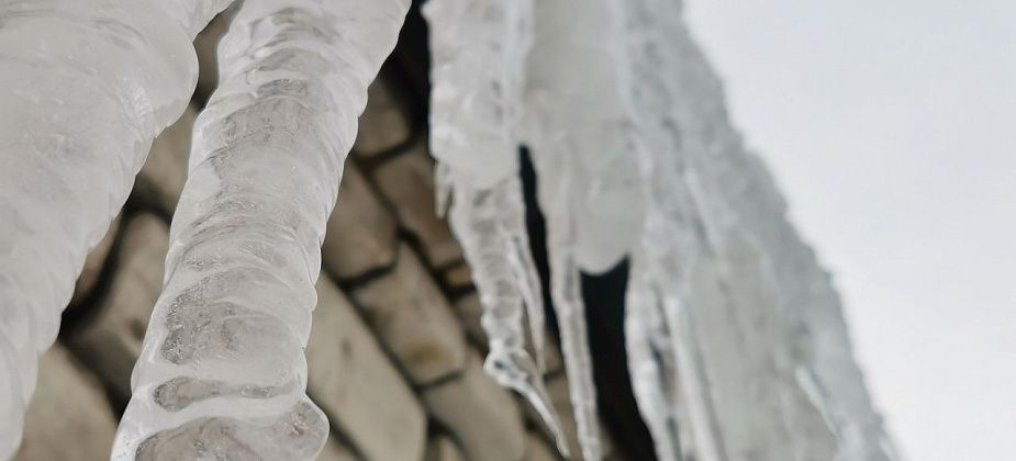 На горожанина упала снежная глыба