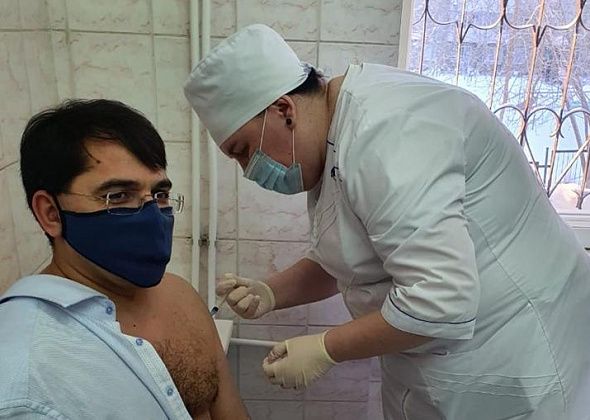 Мэр города Александр Устинов привился от коронавируса