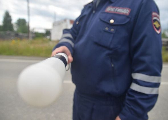 В Краснотурьинске сотрудника ГИБДД поймали на взятке. Его и напарника уже уволили