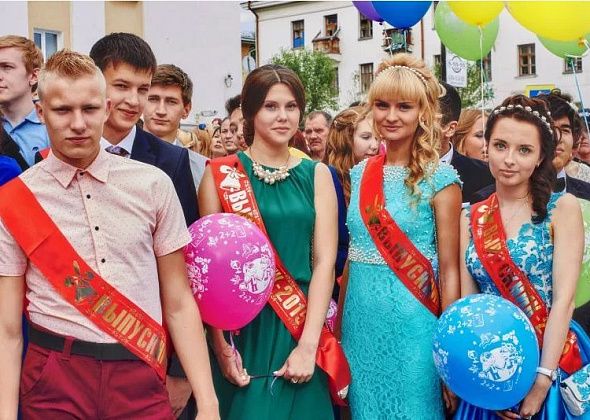 Почти в три раза больше. Из 11-х классов планируется выпустить 32 отличника