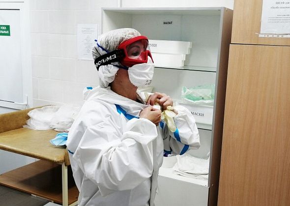 Медики Краснотурьинска получили 3 000 комбинезонов и респираторов. Их хватит на месяц