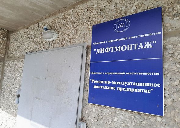 Горожанин пожаловался на неработающий лифт, который не могут отремонтировать месяц