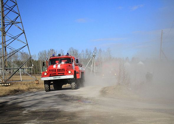 В коллективном саду №3 этой ночью горел дом. Огонь перекинулся и на соседний участок