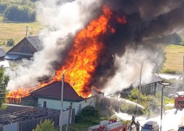 На улице Ленина произошел масштабный пожар. Сотрудники ГИБДД спасли мужчину