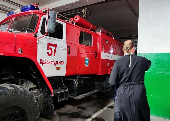 Пожарным прочитали молебен  и окропили святой водой 