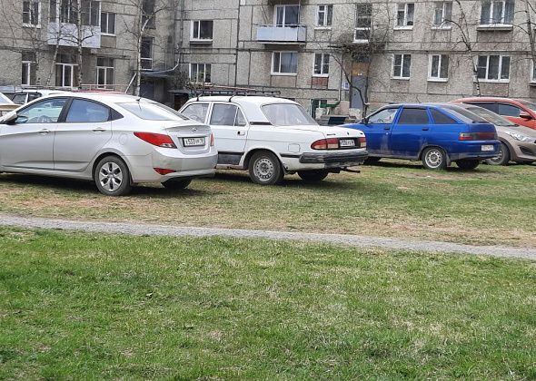 От трех до пяти тысяч. За парковки на газонах штрафуют водителей