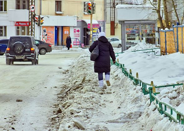 Поскользнувшаяся на тротуаре женщина требует треть миллиона