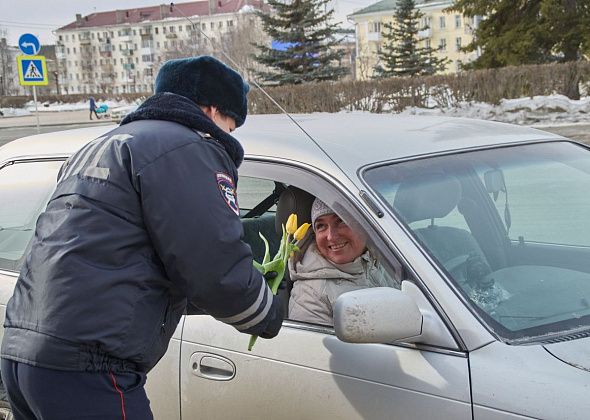 Сотрудники ГИБДД порадуют водительниц тюльпанами 