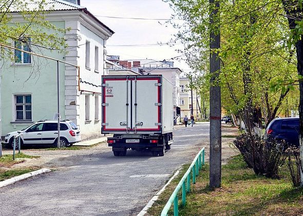 Двор стал проезжей частью. Автомобилисты сокращают дорогу, нарушая ПДД