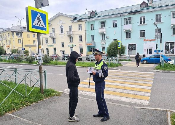 Сотрудники ДПС предупреждают водителей и пешеходов о действиях мошенников