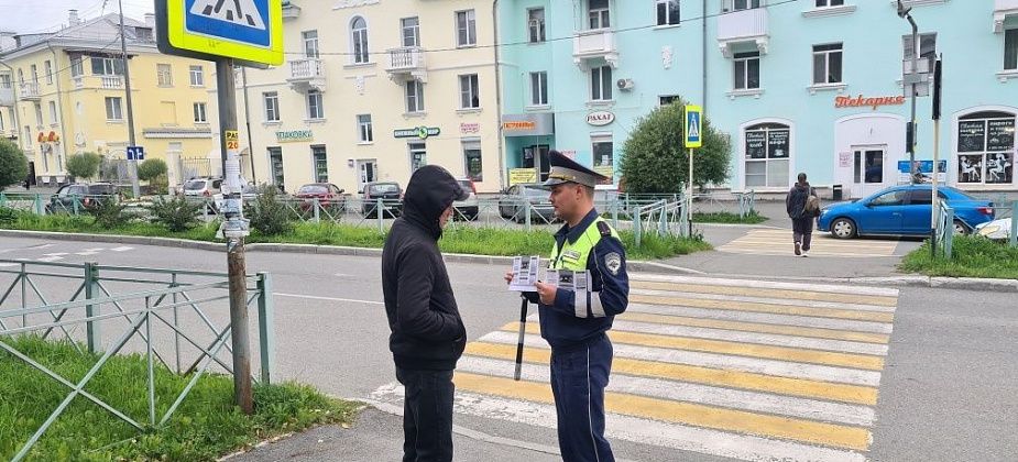 Сотрудники ДПС предупреждают водителей и пешеходов о действиях мошенников