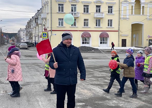 Депутаты и ГИБДД объясняют детям, как правильно идти в школу