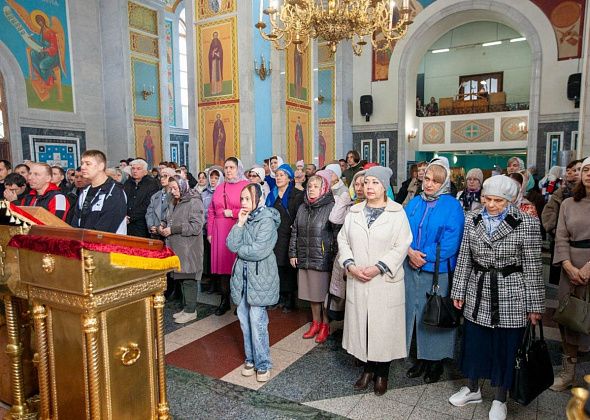 В соборе дарили белые хризантемы, а на Воронцовке — красные розы 