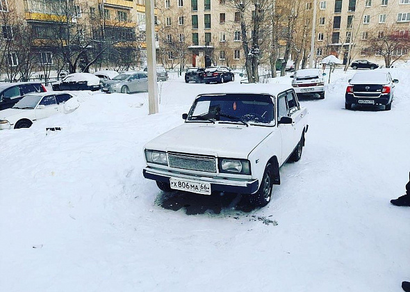 В Краснотурьинске неизвестный наехал на белый ВАЗ. У машины повреждения крыла и бампера