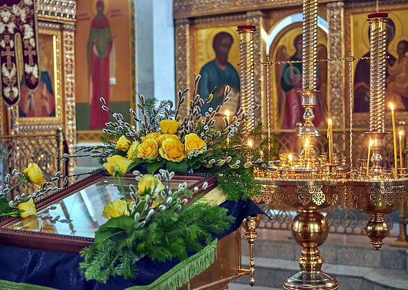 Вербное воскресенье: полупустой собор и рассерженный губернатор