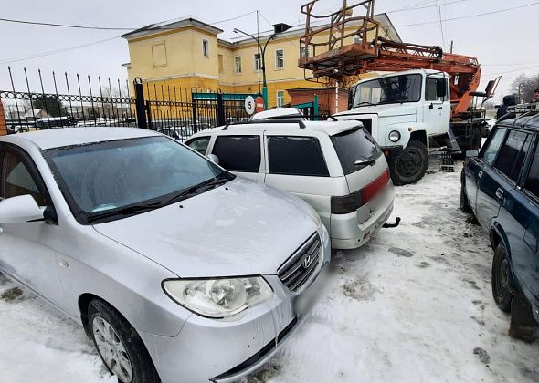 Автовышка въехала в три машины на Карпинского 