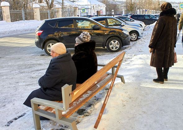 Хулиганы сломали спинку новой лавочки у поликлиники 