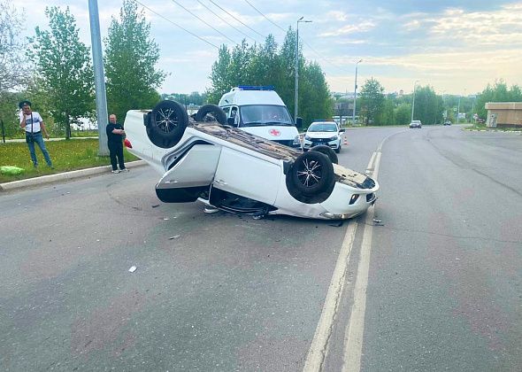 “Водитель отвлекся”. В Краснотурьинске посреди дороги перевернулась Toyota