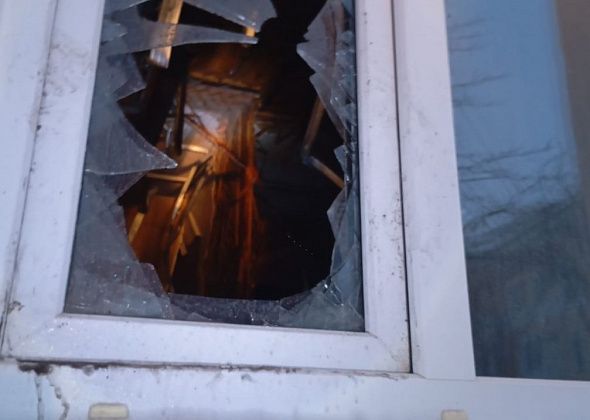 На набережной горела квартира. В жилье пожарные проникли через окно