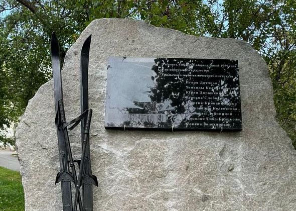 Про цыган, 500-килограммовый гроб и костер перед траурным залом. “Самое…” в работе “Обряда”