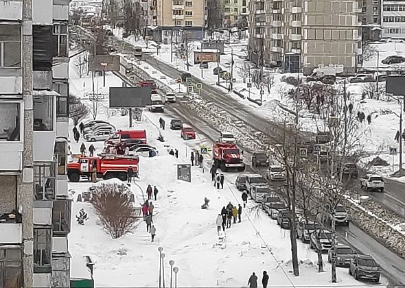 К театру кукол стянули пожарные автомобили. Прошли учения