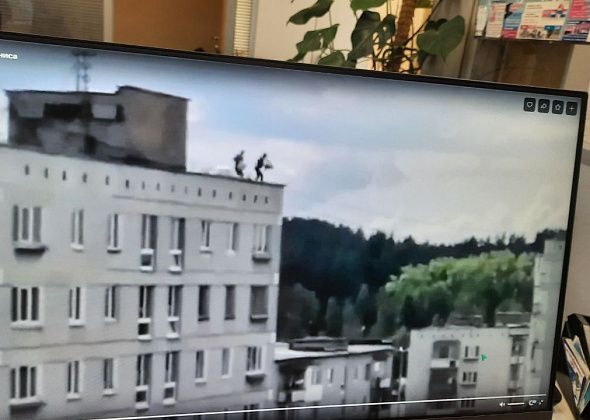 «Это их последний объект»: краснотурьинец «застукал» рабочих, сбрасывающих мусор с крыши девятиэтажки