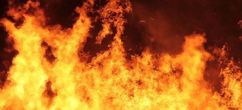 В Серове на пожаре погибли два подростка. Три человека - травмированы. Компания из 13 человек отмечала Новый год