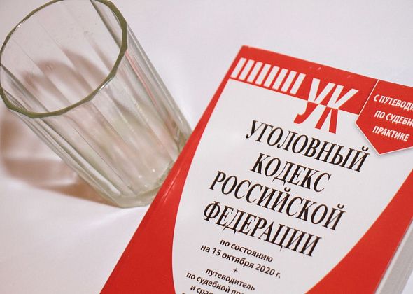 Горожанин, который насмерть столкнул собутыльника с лестницы, а потом ограбил, может сесть на 8 лет