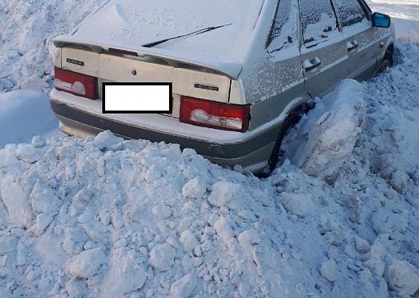 Водители жалуются на уборщиков снега. После чистки дорог авто приходится откапывать