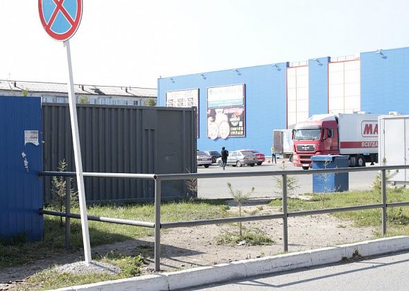 Ограждение у ТЦ "Столичный" должно сохранить благоустройство 