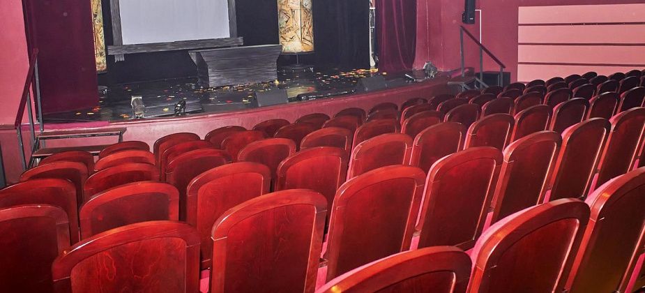 В театре кукол ровняют сцену