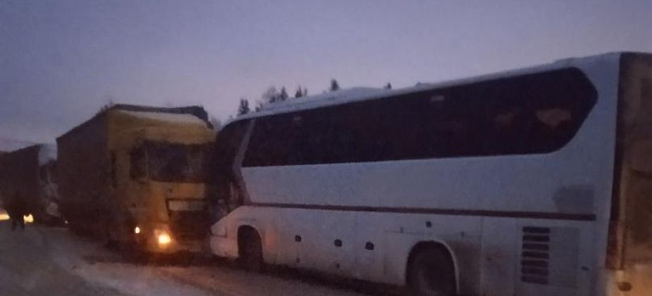 “Водитель сразу стал спрашивать, все ли живы?”. Пассажирка автобуса рассказала подробности ДТП